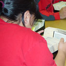 Photo de Cathy Anablak de Cambridge Bay (Iqaluktuuttiaq) et d'une autre élève du programme de formation Nunavut Sivuniksavut effectuant des recherches dans les catalogues sur fiches à Bibliothèque et Archives Canada, Ottawa, octobre 2005