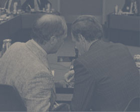 Photo du premier ministre Pierre Elliott Trudeau consultant le ministre de la Justice, Jean Chrétien, au cours de la Conférence constitutionnelle, Ottawa, 1981