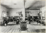 Photographie d'une chambre de caserne à Battleford, en Saskatchewan, hiver de 1898.