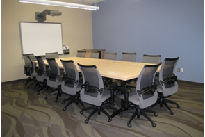 Salle de réunion comprenant un tableau interactif et des meubles mobiles pouvant être convertie en deux plus petites salles de réunion - Kanata (Ontario)