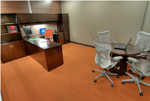 Grand bureau fermé pour un employé exerçant un rôle de leadership comprenant un bureau de travail en bois de placage, mobilier ergonomique et une petite table de réunion - Ottawa (Ontario)