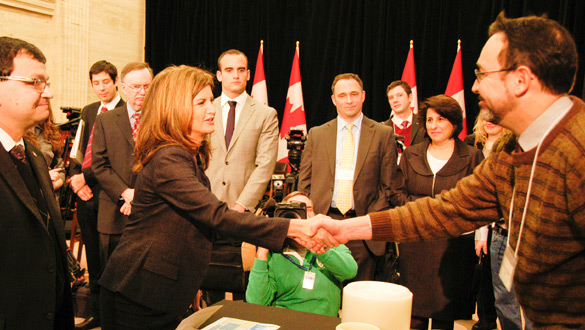 L'honorable Rona Ambrose discute avec des innovateurs lors de l'événement organisé dans le cadre du Programme canadien pour la commercialisation des innovations à la bibliothèque du Conseil national de recherches du Canada.