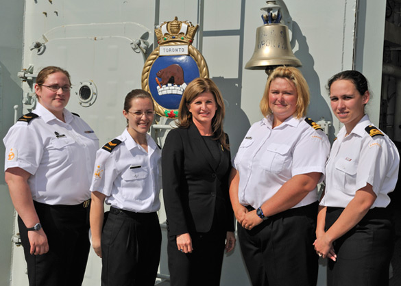 L'honorable Rona Ambrose en compagnie de membres du personnel de la Défense nationale.