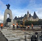 Des travailleurs de la construction posent des dalles de béton.