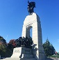 Un monument de pierre et de bronze.