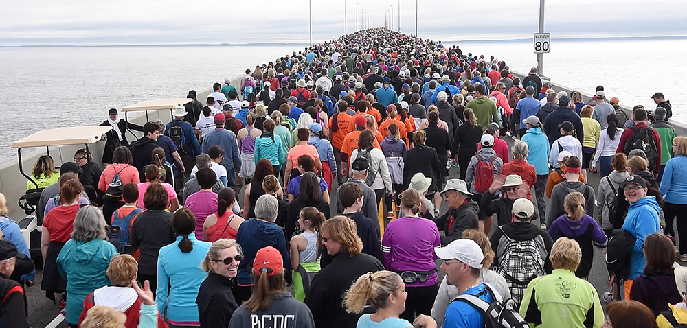 Photo de personnes qui traversent le pont de la Confédération