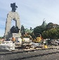 Des marches de béton couvertes d’une membrane étanche noire.