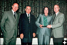 Photo de g. à d. : Bob Morine de IBM Canada, Arthur Kroeger président du jury et chancelier de l’Université Carleton, Mary Townsend et Ray Ryan lors de la remise de la Palme d’or. Photo: IAPC