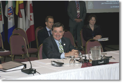 Le ministre des Finances Jim Flaherty prpare sa prsentation  ses homologues des provinces et des territoires  leur runion de Vancouver le 15 dcembre 2006.