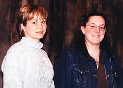 Caroline Fauchon (à droite), gagnante dun premier prix, avec sa professeure de français. Photo : Marie-Hélène Drolet.