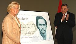Odette Dick, President of the Fondation de Saint-Denys Garneau, and André Ouellet unveiling the stamp honouring Hector de Saint-Denys Garneau