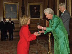 Margaret Gillis, Director of PHAC's Division of Aging and Seniors, was invited to Windsor Castle to accept an award from Her Majesty the Queen.