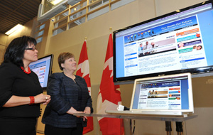 Leona Aglukkaq, ministre fédérale de la Santé (à gauche), et Maureen MacDonald, ministre de la Santé et du Mieux être de la Nouvelle-Écosse, assistent à une démonstration du site Web de mobilisation Notre santé, notre avenir : Dialogue national sur le poids santé, le lundi 7 mars 2011, à Toronto