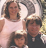 Wade Baker ( droite) avec son pouse Mary Piroska Tasi et sa fille Sierra.