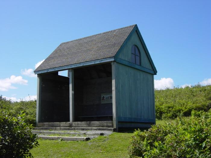 The interpretative hut at Grassy Island landing