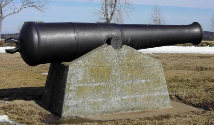 Lunenburg: Blockhouse Hill cast iron cannon