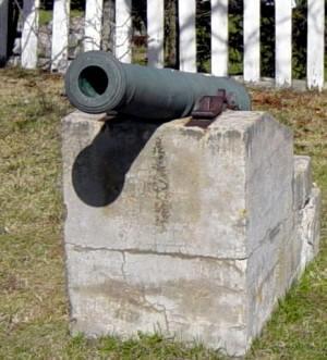 Chester: war memorial monument, north cannon