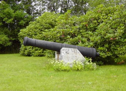 Arcadia: cast iron cannon beside war memorial