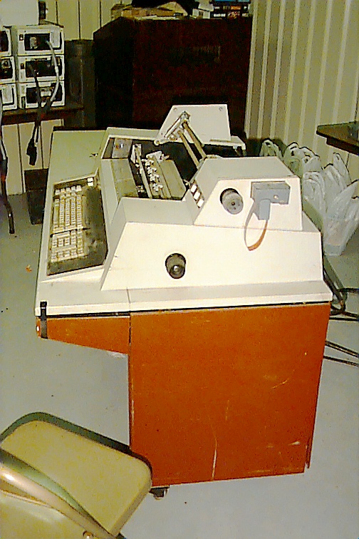 NCR 399 computer: side view showing tape loop