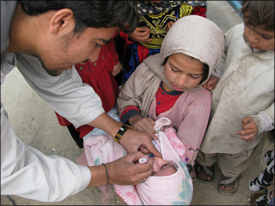 Un enfant reçoit un vaccin contre la polio