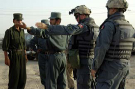 Le Canada aide les Afghans à assumer la responsabilité de leur propre sécurité en formant et en encadrant les Forces nationales de sécurité de l’Afghanistan, dont l’Armée nationale afghane et la Police nationale afghane.