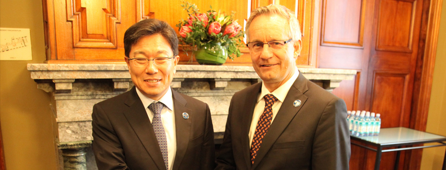 Minister Fast Meets with South Korean Counterpart at G-20 Meeting in Australia