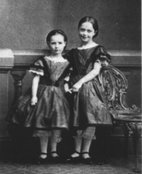 Image of Edith and Clara Carr