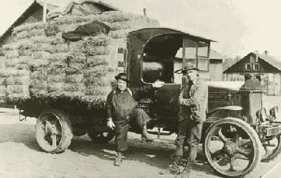 Load of hay being trucked to a lumber camp. Photo courtesy of Timber Village Museum. 49.7kB