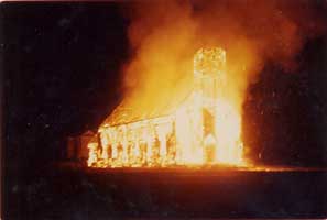 L'Église Sainte-Madeleine en feu vue de face.