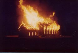 L'Église Sainte-Madeleine en feu vue de l'arrière.
