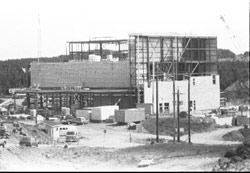 Photographie prise lors de la construction de la nouvelle centrale thermique d'Hydro-Québec.