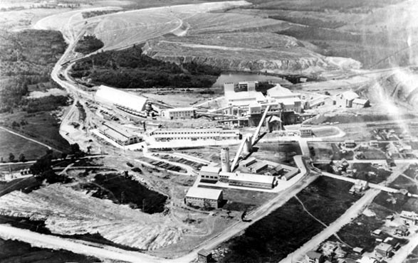 Moulins et bâtisses de surface de la mine souterraine vers 1950