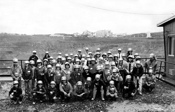 Groupe d'étudiants visitant la mine Canadian Johns-Manville
