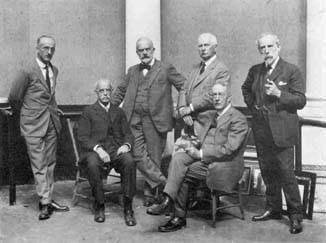 6 C. N. E. Hanging Committee in 1923. Left to right: H. S. Palmer, Robert Holmes, P. O. S. A., Edmond Dyonnet, G. Horne Russell, P. R. C. A., R. F. Gagen, Homer Watson - 6 Comit d'exposition de l'E. N. C. en 1923. De gauche  droite, H. S. Palmer, Robert Holmes, P. O. S. A., Edmond Dyonnet, G. Horne Russell, P. R. C. A., R. F. Gagen, Homer Watson