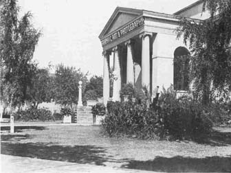 5 A later view (c. 1919) of the Graphic and Applied Arts Building showing the entrance METROPOLITAN TORONTO CENTRAL LIBRARY - 5 Vue (vers 1919) de l'entre principale du Graphic and Applied Arts Building METROPOLITAN TORONTO CENTRAL LIBRARY