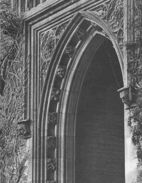 Cover McMaster University, Hamilton, doorway (detail), built 1929-1930, designed by William Lyon Somerville (Canadian, 1886-1965) and J. Francis Brown (Canadian, 1867-1942). Photo: Audio-Visual Photography, McMaster University, Hamilton - Couverture Universit McMaster, Hamilton, porte (dtail), construite entre 1929 et 1930, dessin par William Lyon Sommerville (Canada, 1886-1965) et J. Francis Brown (Canada, 1867-1942). Photo: Audio-Visual Photography, universit McMaster, Hamilton