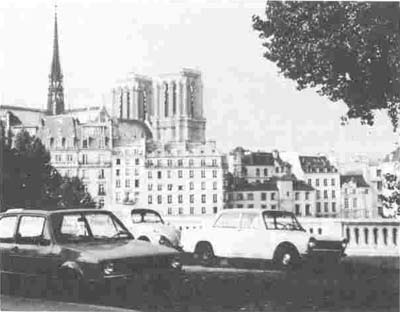 11 Notre-Dame de Paris et l'le de la Cit vues du pont Louis-Phillippe PHOTO DE L'AUTEUR, 1975 - 11 Notre-Dame, Paris, and l'le de la Cit seen from the Louis-Philippe Bridge Photographed by the author, 1975