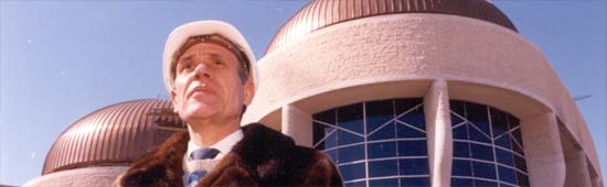 Douglas Cardinal in front of Canadian Museum of Civilization, during construction