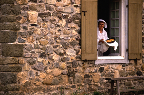 Servant with pile in the window of the Hotel de la Marine
Photographer: Andre Corneillier
Date of Photograph: 1988
05-J-04-127