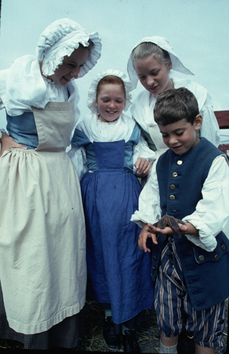 Children looking at a starfish
Photographer: Parks Canada / Fortress of Louisbourg
Date of Photograph: 1995
05-J-07-982