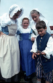 Children looking at a starfish
5J-7-982