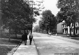 Photo of Leonard Avenue in 1908.