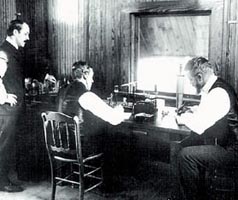 En 1906, Fessenden transmet la voix entre Machrihanish, Écosse, et Brant Rock, Massachusetts 