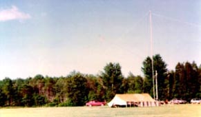 Installation de la tente et de l'antenne Delta 8 éléments sur 40 mètre pour la station CW en 1978
