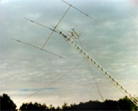 En pleine opération d'érection du mât des antennes Yagi 10-15-10 et 2 mètres au Field Day de 1979