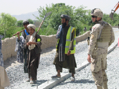 Photo : Afghans working on road