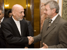Photo: Prsident Karzai & l'ambassadeur du Canada, M. Hoffmann