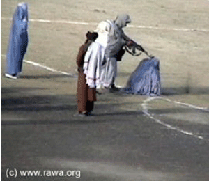 Photo : Femme afghane se faisant excut