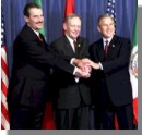 Le Premier ministre Chrtien rencontre le Prsident des tats-Unis George W. Bush et le Prsident du Mexique Vicente Fox Quesada aprs le Sommet des Amriques 2001.