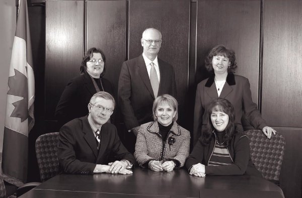 Membres du Comité, février 2005. Rangée arrière (de gauche à droite) : Wendy Wadden, Michel Crowe et Gwen Hatch. Rangée avant (de gauche à droite) : James Price, Diane Laurin et Naomi Levine. 